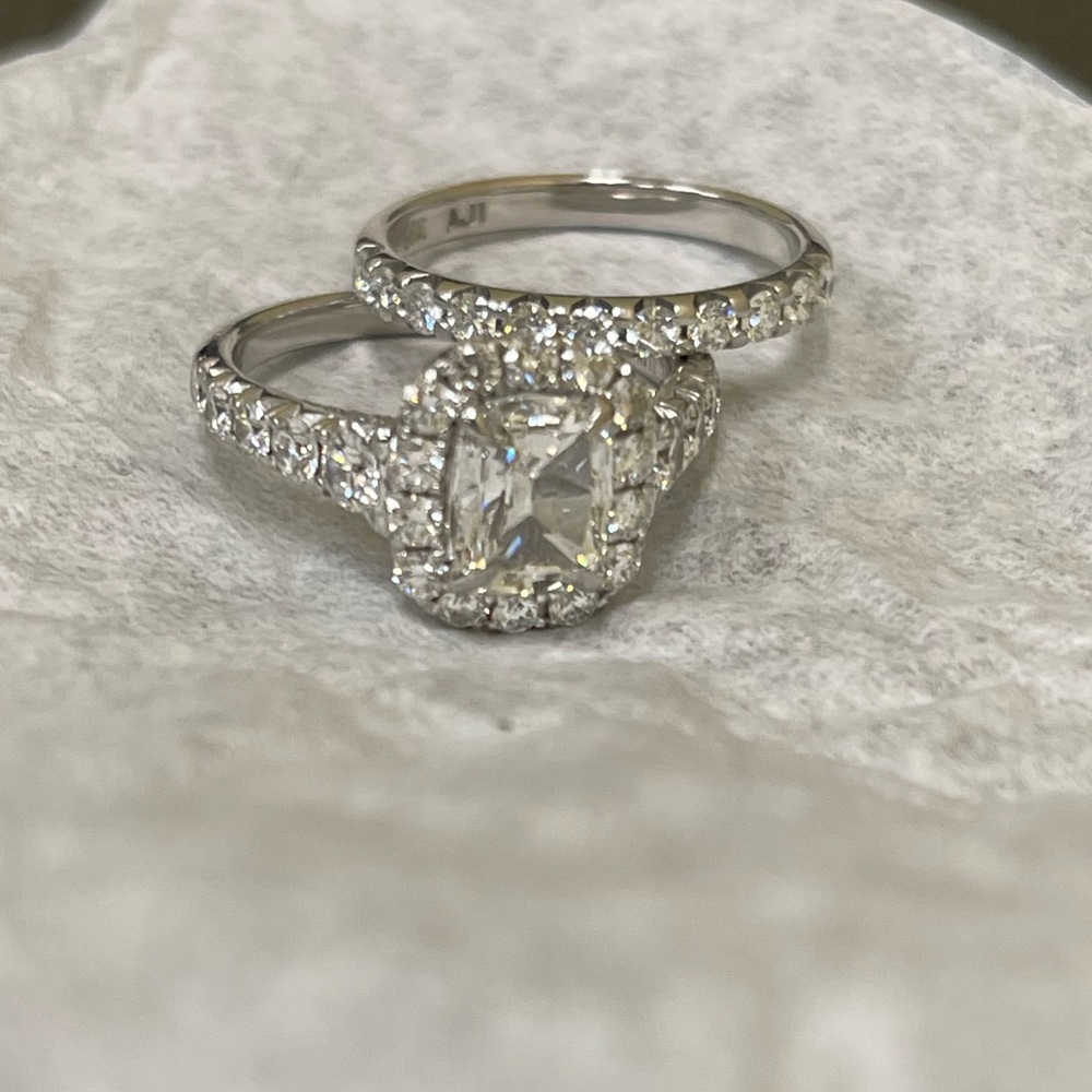This listing is for the engagement ring ONLY (with the large center stone).